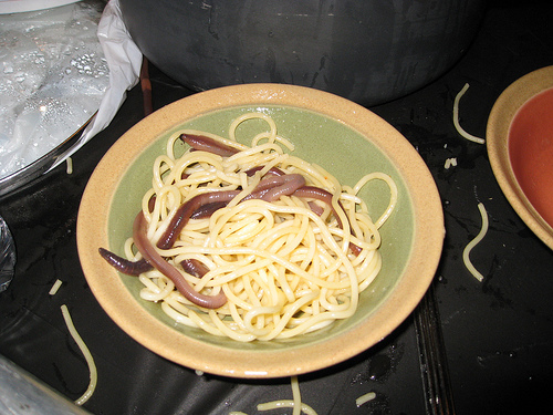 Itališki makaronai su jūrų gėrybėmis ir pomidorų padažu.